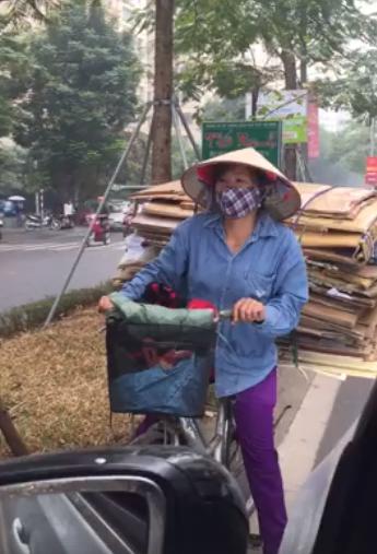 Clip: Chị gom ve chai đi ngược chiều, bị yêu cầu quay đầu, nhiều người xem vừa giận vừa thương - 1