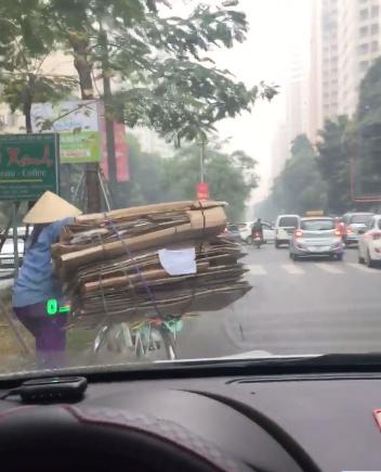 Clip: Chị gom ve chai đi ngược chiều, bị yêu cầu quay đầu, nhiều người xem vừa giận vừa thương - 2