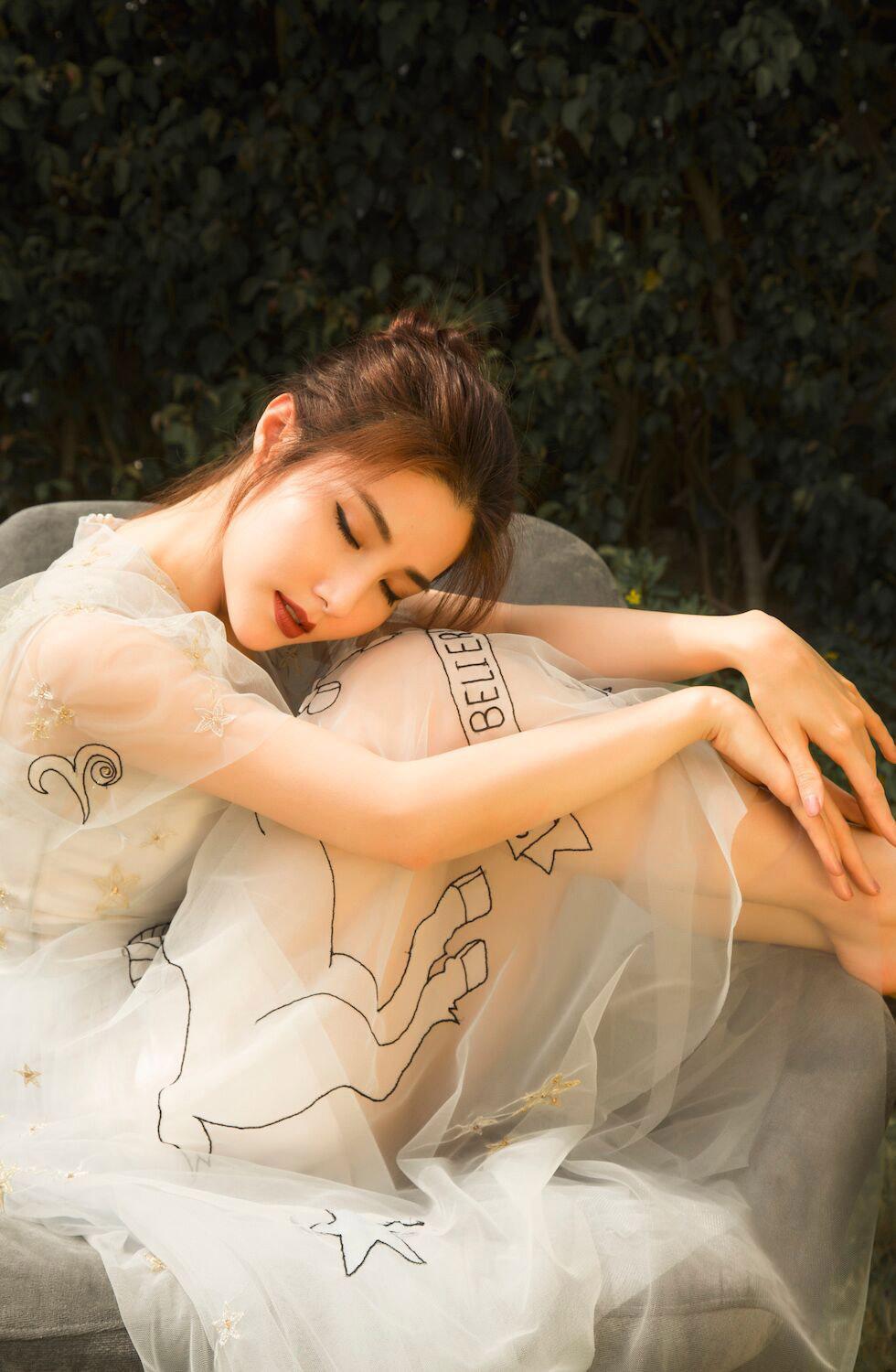 Diễm My diện váy xuyên thấu đẹp nhẹ nhàng nhưng không mờ nhạt - 1