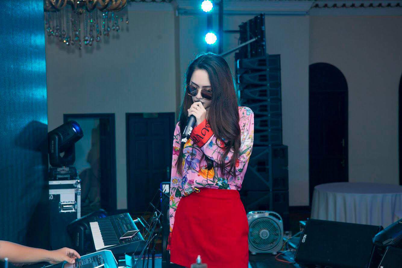 Nhiều váy áo hàng hiệu, nhưng Hoa hậu Hương Giang cưng nhất vẫn là chiếc áo hồng này! - 5