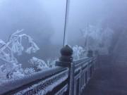 Tin trong nước - Sắp sang hè, Sapa xuống -2 độ C, đỉnh Fansipan bất ngờ xuất hiện băng tuyết