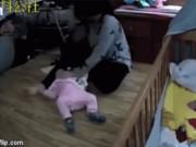 Tin thế giới - Phẫn nộ bảo mẫu trẻ vừa xem điện thoại vừa bạo hành bé 8 tháng tuổi