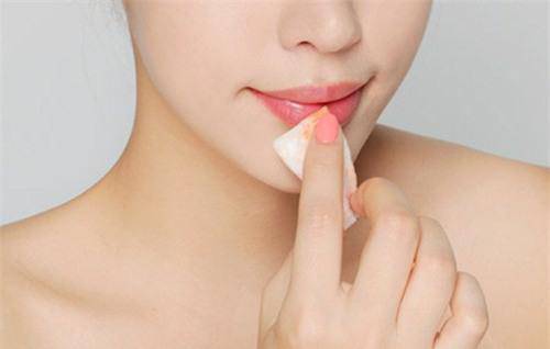 Chị em đã học hỏi 4 cách làm hồng môi tự nhiên này mà không dùng đến son chưa? - 2