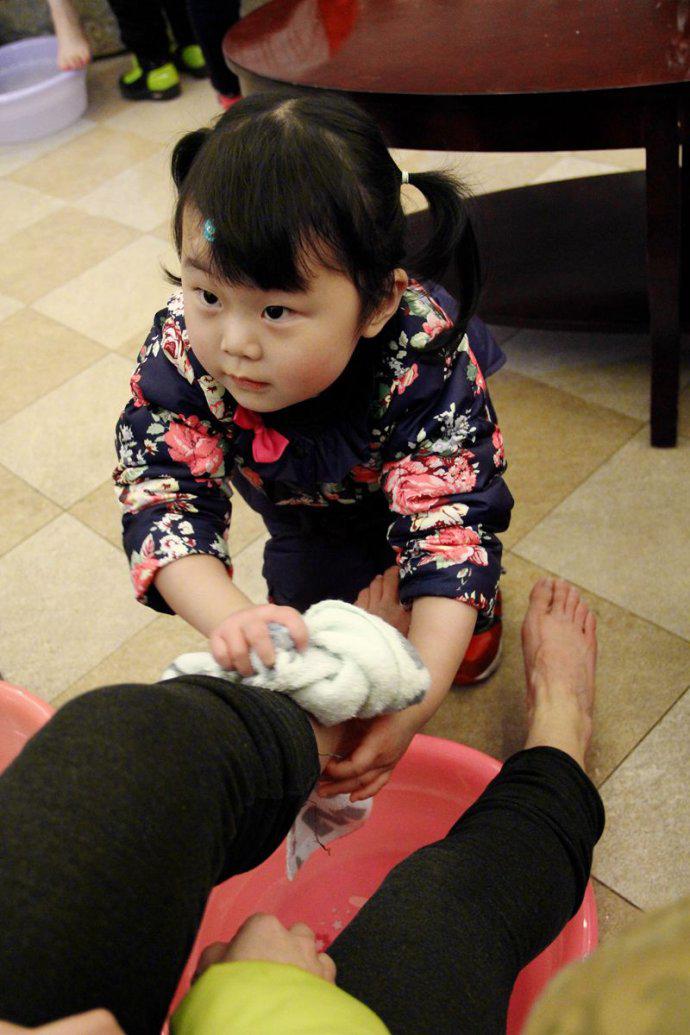Con có 4 biểu hiện này, chắc chắn về sau bé sẽ rất hiếu thảo - 2