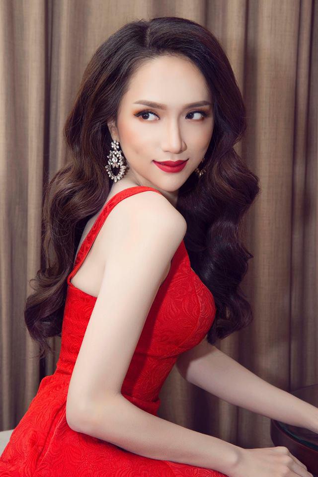 Cứ mỗi lần diện váy đỏ là Hoa hậu Hương Giang khiến fans đứng ngồi không yên - 3