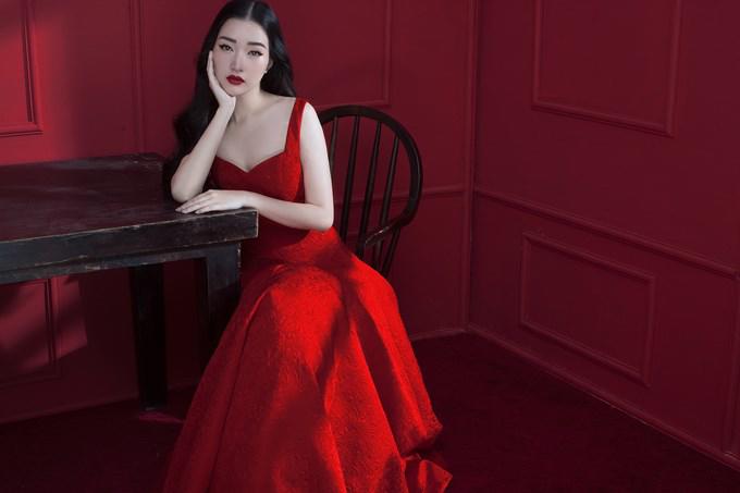 Cứ mỗi lần diện váy đỏ là Hoa hậu Hương Giang khiến fans đứng ngồi không yên - 6