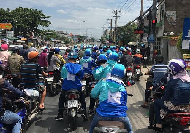 Hàng trăm tài xế tập trung diễu hành khắp đường phố Sài Gòn trong ngày Uber bị xóa sổ - 5