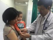 Tin trong nước - Hà Nội: Mới chớm hè, trẻ mắc tay chân miệng nhập viện tăng đột biến