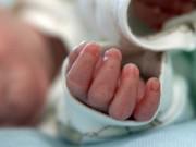 Tin thế giới - Mẹ nghe lời "lang băm", tự nhịn đói và không cho con bú khiến con chết thương tâm