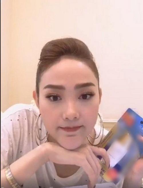 Minh Hằng bị fan soi gương mặt amp;#34;lạamp;#34;, cằm lệch hẳn trong lúc livestream! - 5