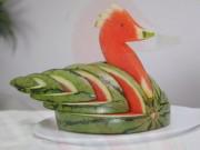 Bếp Eva - Mẹ chồng kinh ngạc vì con dâu “hô biến” dưa hấu thành chim chỉ với vài bước đơn giản