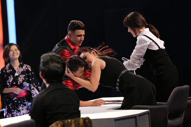 Người bí ẩn 2018: Trấn Thành bị vợ chê body thua xa vận động viên chuyển giới - 12