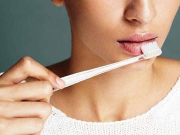 4 mẹo trang điểm với bàn chải để nàng xúng xính du lịch mà chẳng lích kích đồ đạc