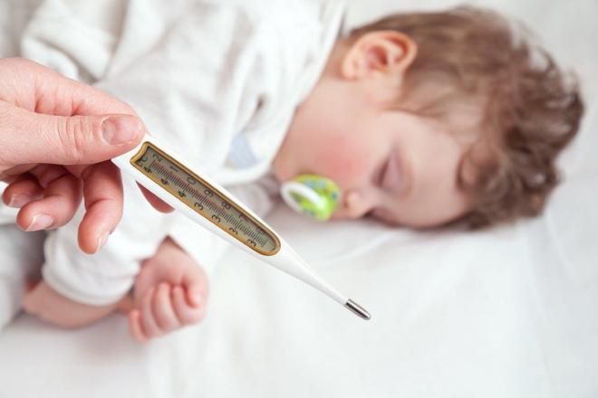 Dấu hiệu chẩn đoán sốt virus ở trẻ em, cha mẹ không được lơ là - 1