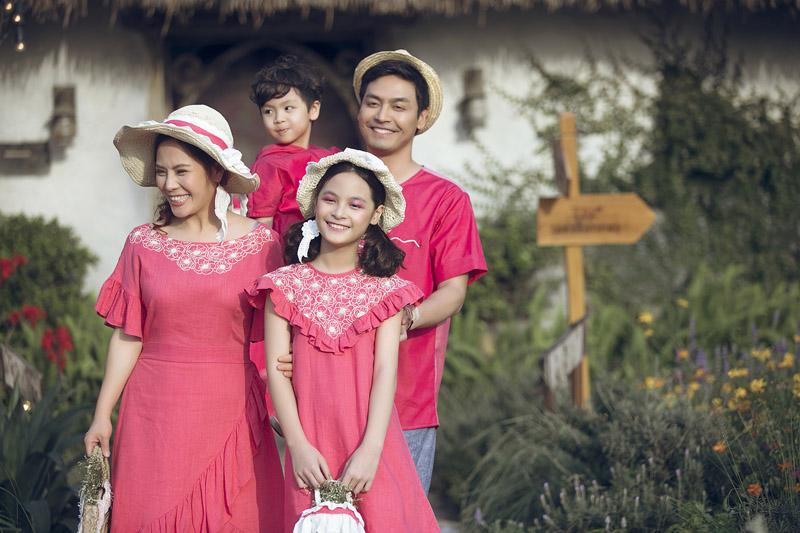 MC Phan Anh cười tít mắt khi dẫn vợ và 3 con đi làm người mẫu - 5
