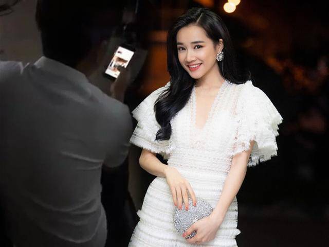 Nhớ Nhã Phương, Trường Giang ngồi lủi thủi một mình xem hình bạn gái