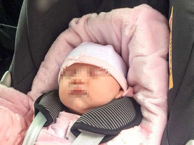Bé sơ sinh 3 tuần tuổi sùi bọt mép do ngồi trong xe ô tô suốt 2 tiếng đồng hồ