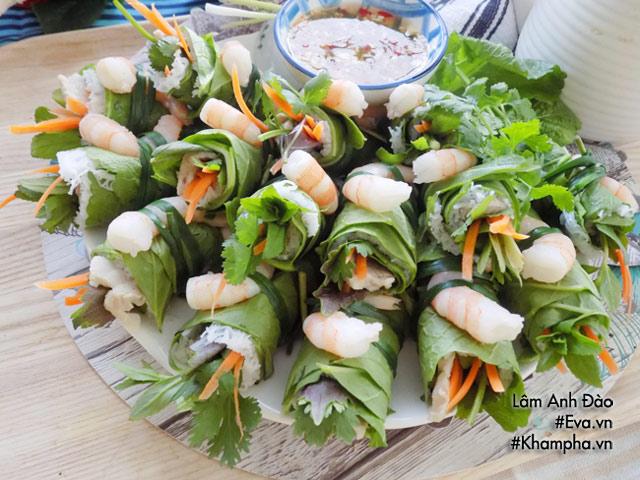 Tôm thịt cuộn cải xanh kèm bánh hỏi ăn vào ngày hè vừa ngon lại thanh mát