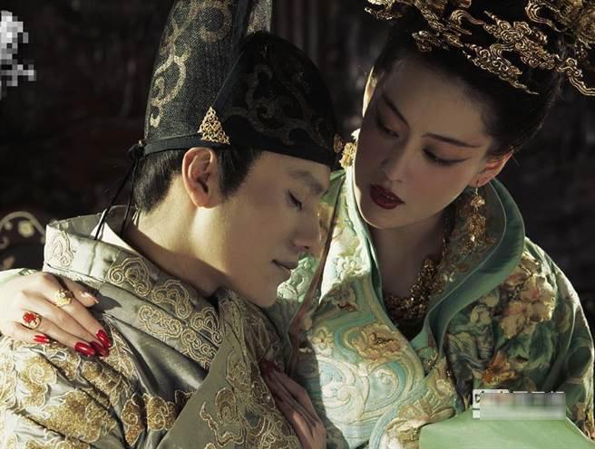Ông vua có sở thích quái đản: nhìn vợ... amp;#39;yêuamp;#39; trai đẹp - 1