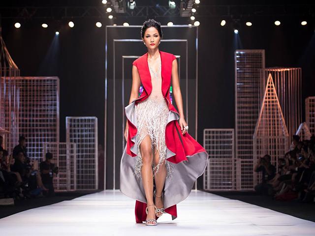 Khi còn là người mẫu, Hoa hậu H Hen Niê đã có màn catwalk đỉnh cao dù giày quá rộng