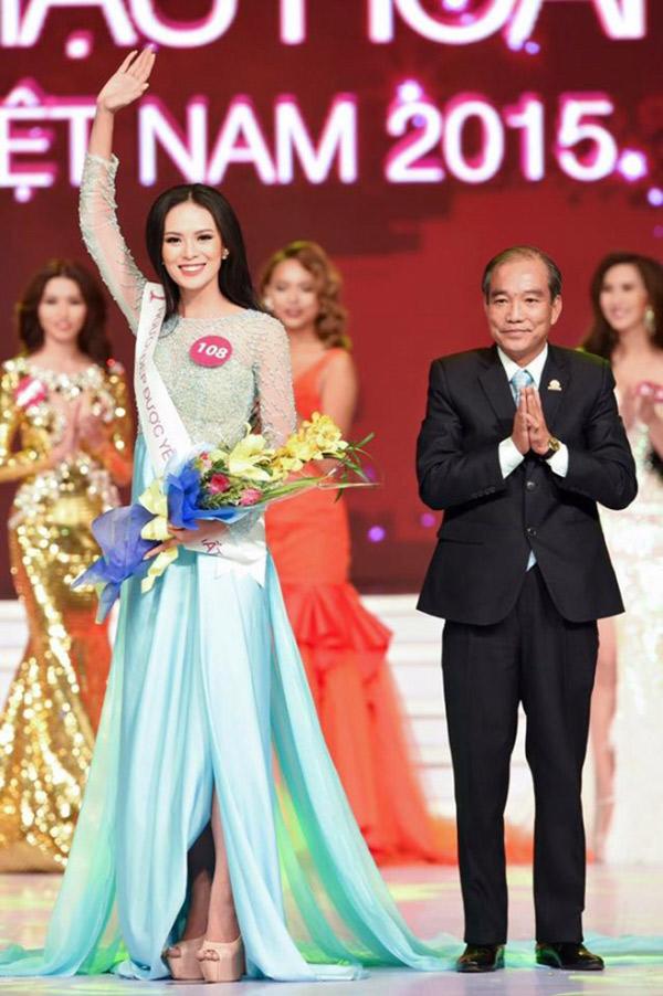 Nàng Hoa hậu gửi clip bế con sau sinh, chồng đại gia xem xong say đắm vì dáng đẹp - 1