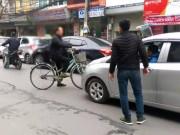 Clip Eva - Cự cãi to tiếng, bác trung niên mang xe đạp ra chặn đầu ôtô, "bịt" đường xe cứu thương