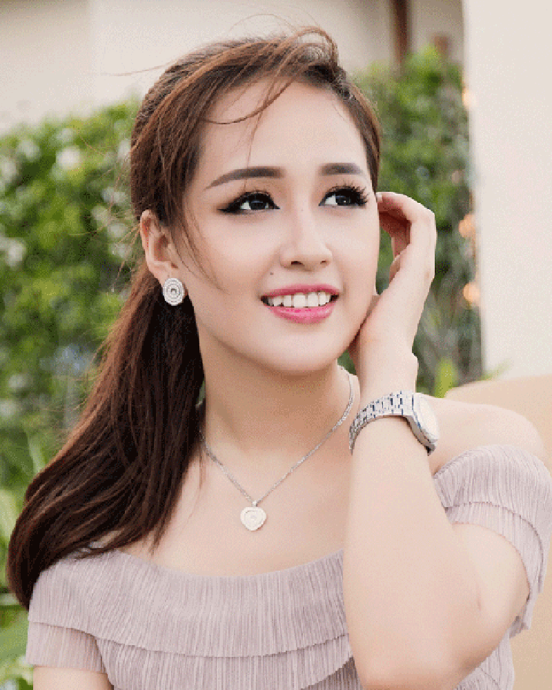 Kiểu lông mày thiếu tự nhiên khiến gương mặt nàng Hoa hậu kém hài hòa.
