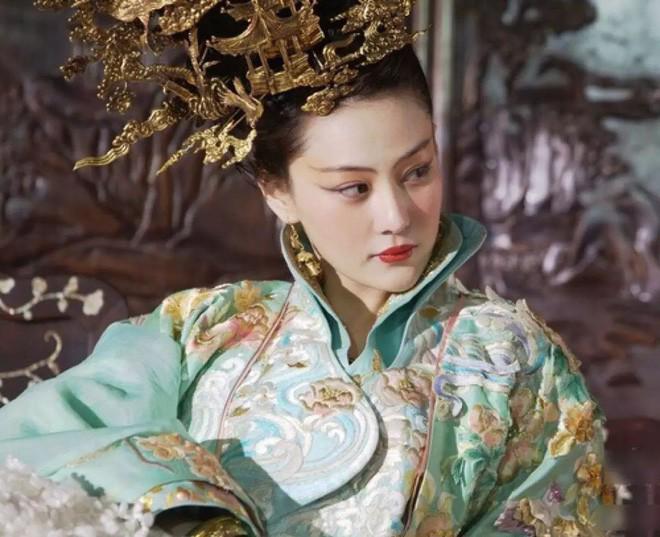 Ông vua có sở thích quái đản: nhìn vợ... amp;#39;yêuamp;#39; trai đẹp - 2