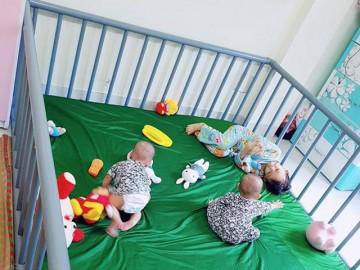 Chỉ với 700 nghìn, mẹ Bình Định tự làm cũi rộng thênh thang bằng ống nước cho con sinh đôi
