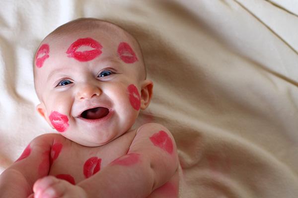 Đừng xem nhẹ nguy hiểm từ nụ hôn, nhiều bé sơ sinh đã gặp nạn, thậm chí là tử vong - 1