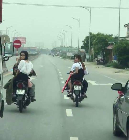 Dàn hàng 3 chặn xe tải cho cô dâu về nhà chồng kịp giờ - 1