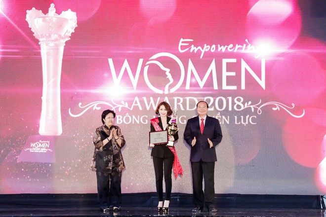 Mỹ nhân khoe sắc trong đêm tôn vinh những ‘Bông hồng Quyền lực’ - 10