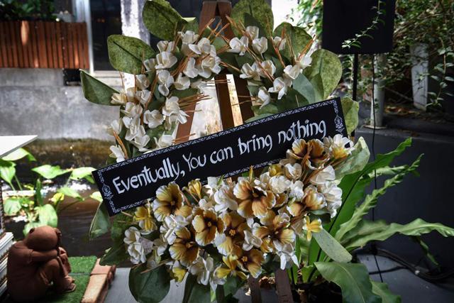 Quán cafe kỳ lạ nhất thế giới theo phong cách đám tang, khách đến được thử làm người chết - 6