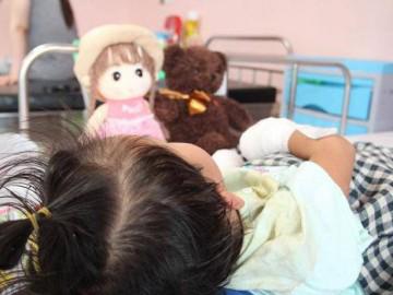 Sau 1 cơn sốt ban đêm, mẹ hoảng sợ thấy chân tay con gái 3 tuổi tím đen, hoại tử