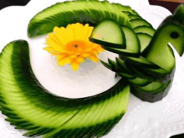 Đĩa ăn sang chảnh hẳn lên nhờ mẹ đảm tung chiêu trang trí dưa chuột hình phượng hoàng