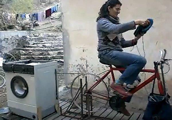 Chị em phát sốt với chiếc máy giặt amp;#34;chồng khỏe, vợ vuiamp;#34;, không cần cắm điện giặt vẫn sạch - 1