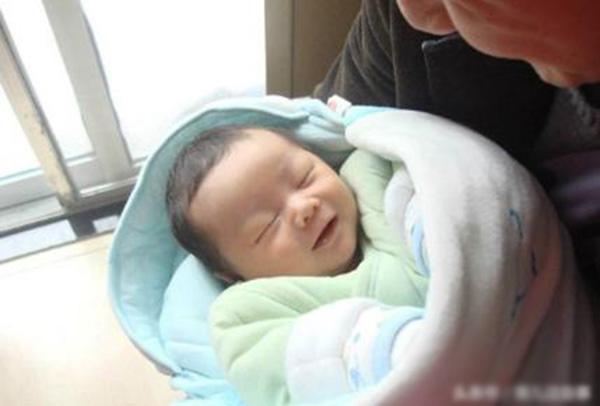 “Con khóc cứ kệ, lâu không ai dỗ sẽ tự thiếp đi một mình”: Mẹ nghe mà không đau sao? - 3