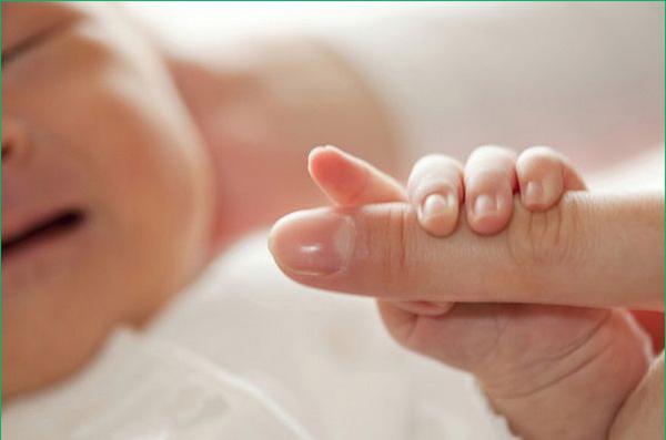 “Con khóc cứ kệ, lâu không ai dỗ sẽ tự thiếp đi một mình”: Mẹ nghe mà không đau sao? - 1