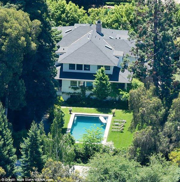 Là tỷ phú giàu thứ 6 thế giới nhưng ông chủ Facebook lại ở căn nhà khiêm tốn không ngờ - 1