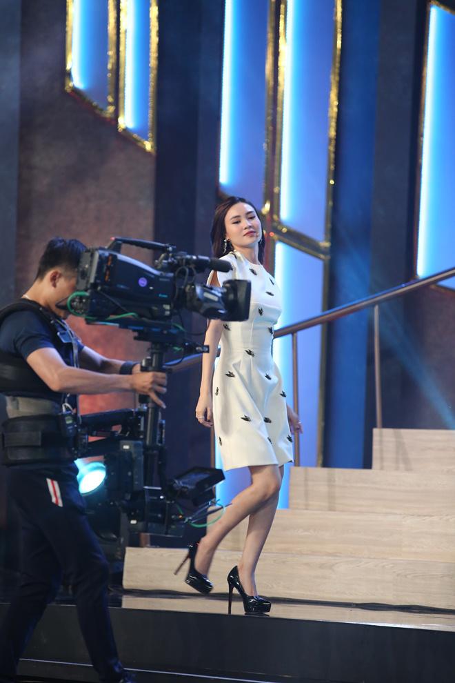 Lại Văn Sâm bất ngờ xuất hiện giữa màn nhảy nhót gợi cảm của Kỳ Duyên, Hari Won - 6