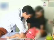 Nuôi con - Bắt chước trò chơi trên mạng, bố khiến con gái 2 tuổi nhập viện khẩn cấp