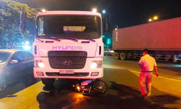 Người đi đường thở phào khi nghe bé trai gọi “mẹ ơi” từ gầm xe ben - 1