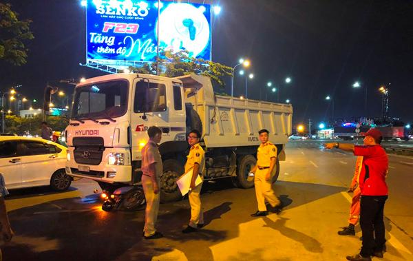 Người đi đường thở phào khi nghe bé trai gọi “mẹ ơi” từ gầm xe ben - 2