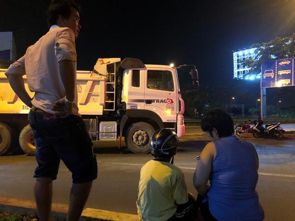 Người đi đường thở phào khi nghe bé trai gọi “mẹ ơi” từ gầm xe ben - 3