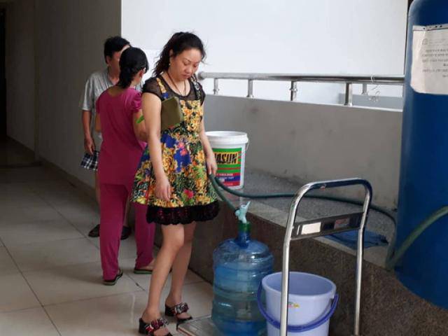 Cảnh đèn dầu, nước xách ở chung cư Carina sau 3 tuần xảy ra vụ cháy kinh hoàng