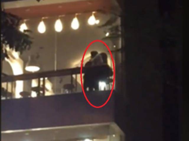 Clip đôi bạn trẻ thản nhiên diễn cảnh nóng trong quán trà sữa khiến MXH dậy sóng