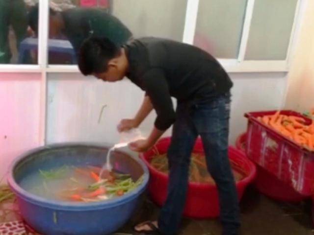 TP.HCM: Khủng khiếp dùng chất độc tẩy cả chục tấn cà rốt trước khi xuất xưởng