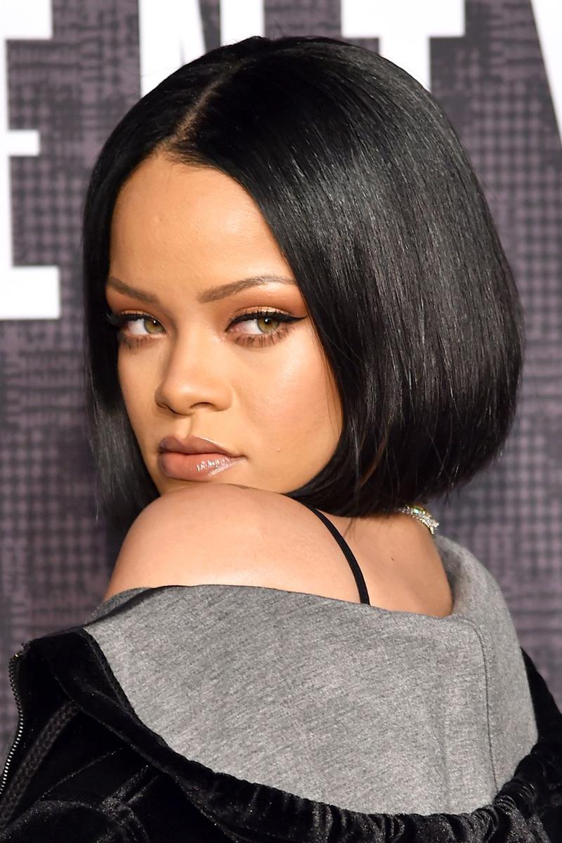 Rihanna kẻ eyeline sắc lẹm, lăng xê son bóng cực gợi cảm.
