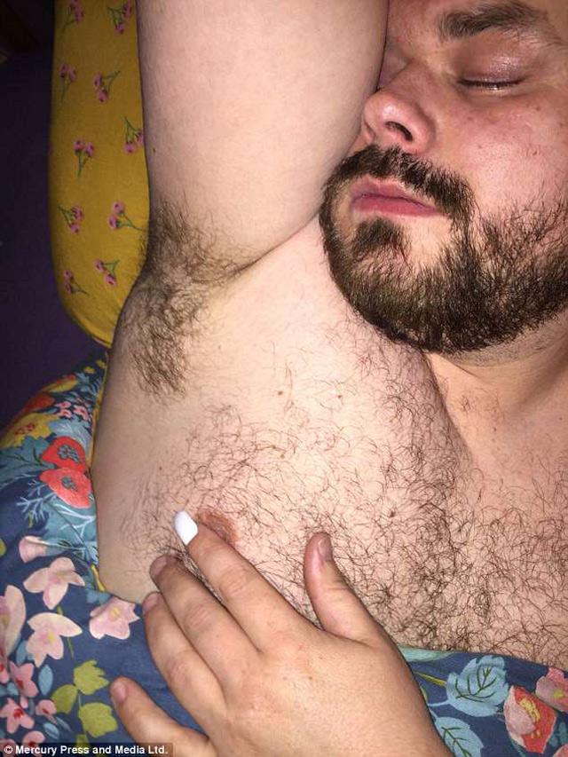 Giận chồng mải ngủ không trông con, vợ amp;#34;trả thùamp;#34; bằng cách hài hước chảy nước mắt - 1