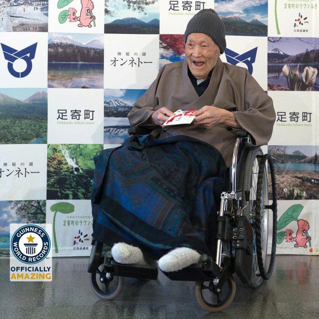 Người đàn ông nhiều tuổi nhất thế giới sống lâu nhờ ăn kẹo và tắm suối nước nóng - 1